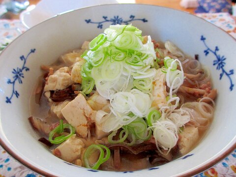 肉味噌、きのこ、豆腐のスープ春雨